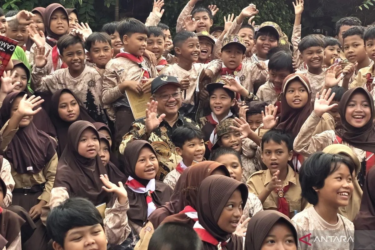 Kemendikdasmen Beri 100 Paket School Kit untuk Pelajar Korban Kebakaran di Kemayoran