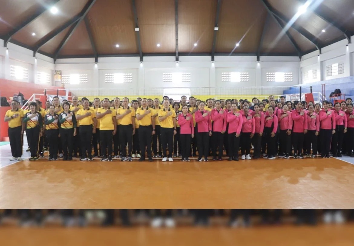 Kapolres Badung Lepas Servis Pembuka Buka Turnamen Voli Hari Bhayangkara ke-80