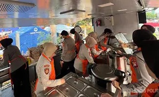 Peduli Korban Kebakaran Kemayoran, Ditpamobvit Polda Metro Jaya Salurkan 500 Paket Makanan Siap Saji