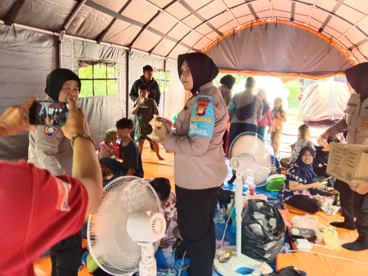 Polwan Jaga Jakarta Berikan Trauma Healing Korban Kebakaran di Kemayoran