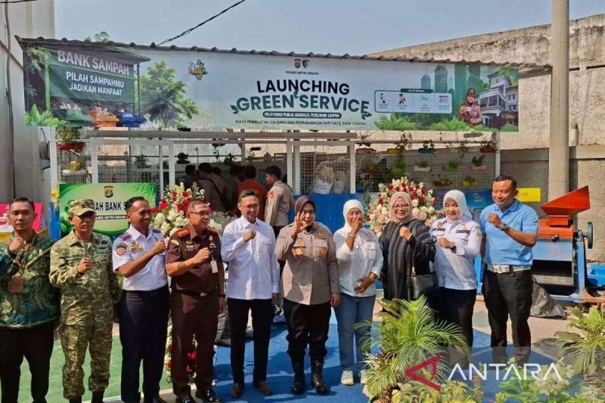 Polres Metro Bekasi Terapkan Konsep 'Green Service', Bayar SIM-SKCK Pakai Sampah