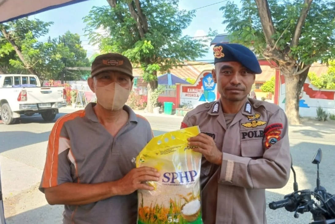 Brimob Polda Sulteng Hadirkan Beras SPHP untuk Membantu Kebutuhan Pangan Masyarakat