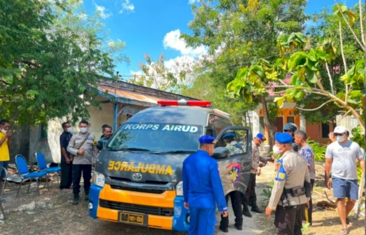 Menembus 147 Kilometer Demi Sebuah Penghormatan Terakhir, Ditpolairud Polda NTT Antar Jenazah Warga Kurang Mampu ke Kampung Halaman