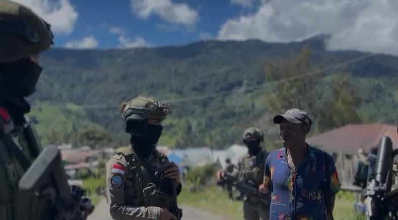 Patroli Jalan Kaki Satgas Ops Damai Cartenz 2026 di Sinak, Wujudkan Rasa Aman bagi Masyarakat Puncak