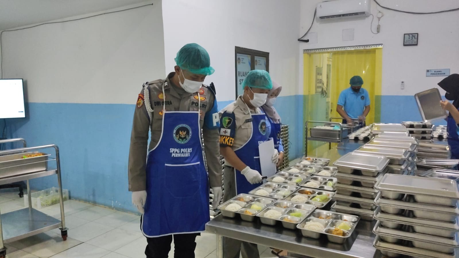 Jaminan Keamanan Pangan: Polres Purwakarta Lakukan Pemeriksaan Rutin Food Safety, Pastikan Makanan Layak dan Sehat Dikonsumsi