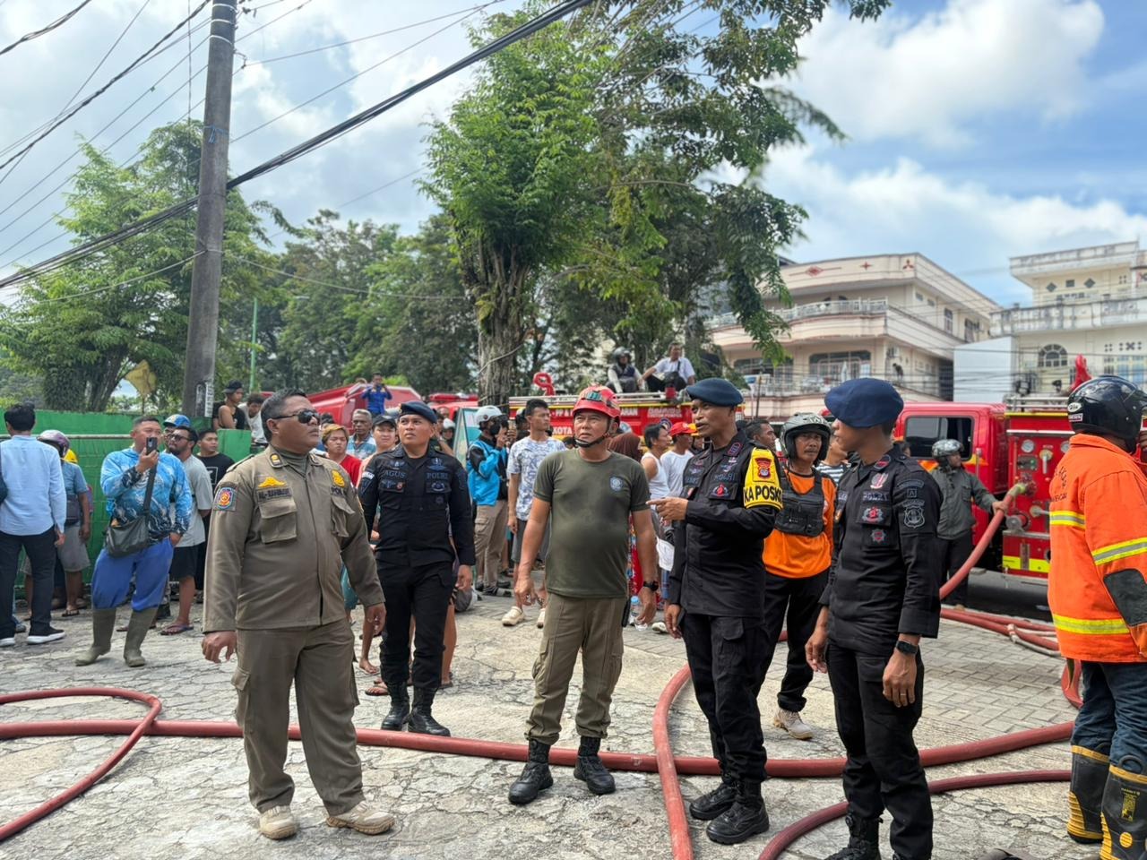 Brimob Polda Kaltara Gerak Cepat Bantu Pemadaman Kebakaran dengan Personel dan AWC