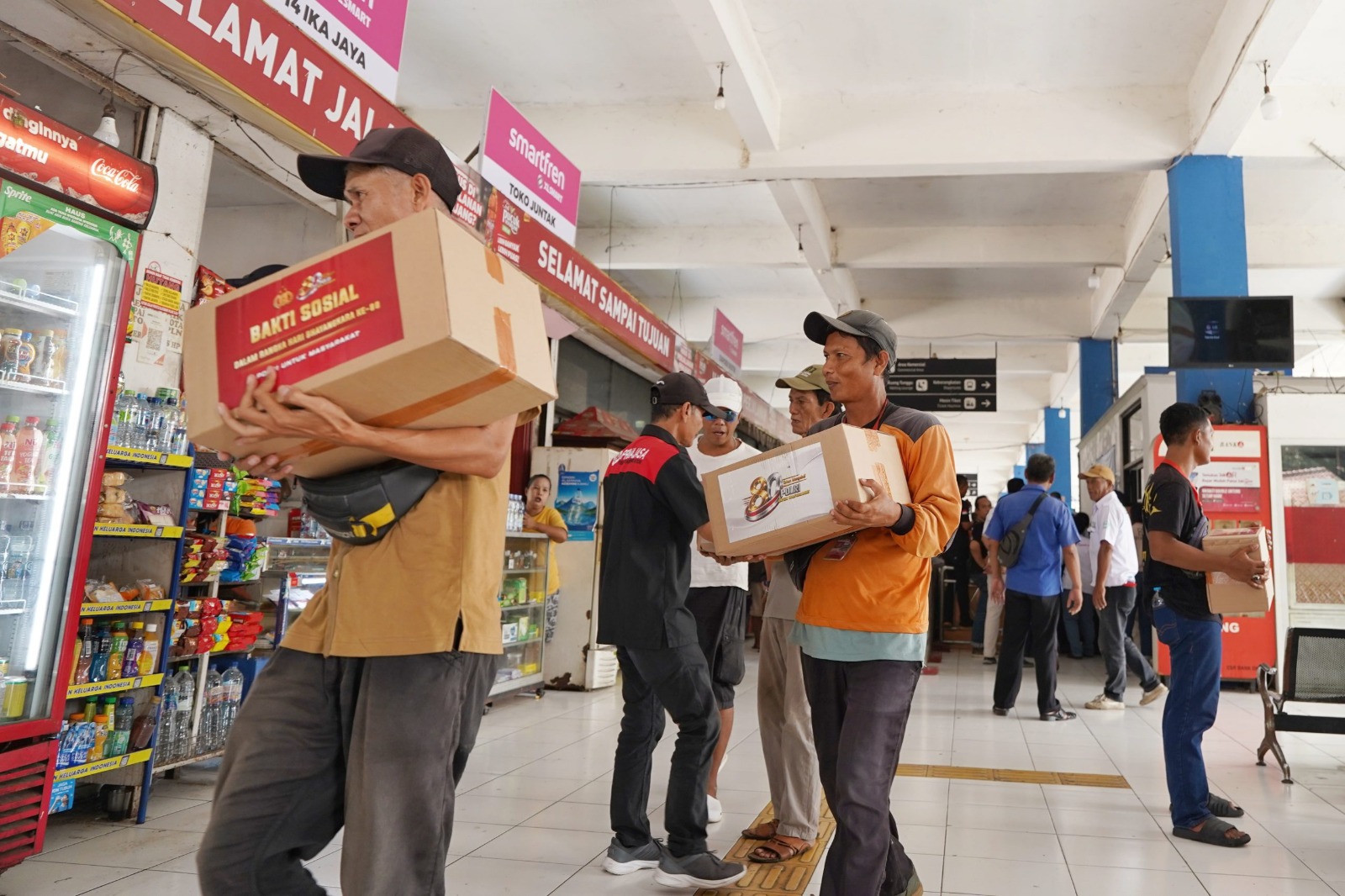 Polri Hadir untuk Masyarakat, 750 Paket Sembako Disalurkan di Terminal Kampung Rambutan