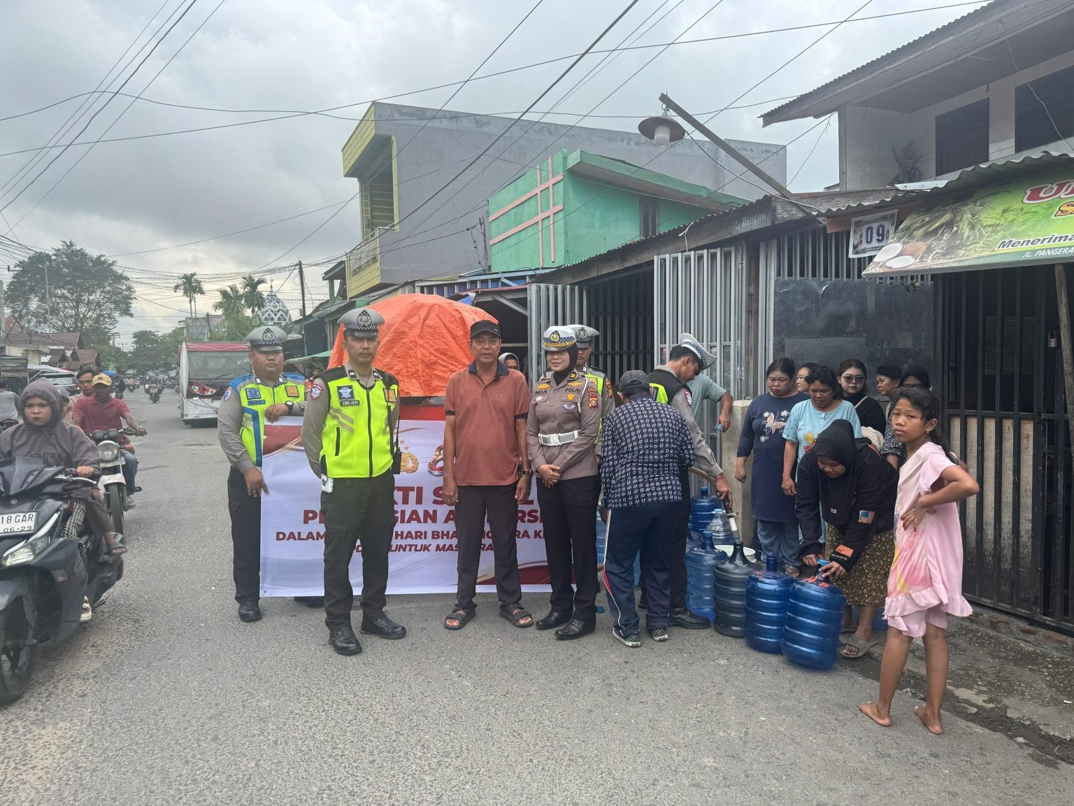 Polres Inhil Gelar Bakti Sosial Pembagian Air Bersih Sambut Hari Bhayangkara ke-80 Tahun 2026
