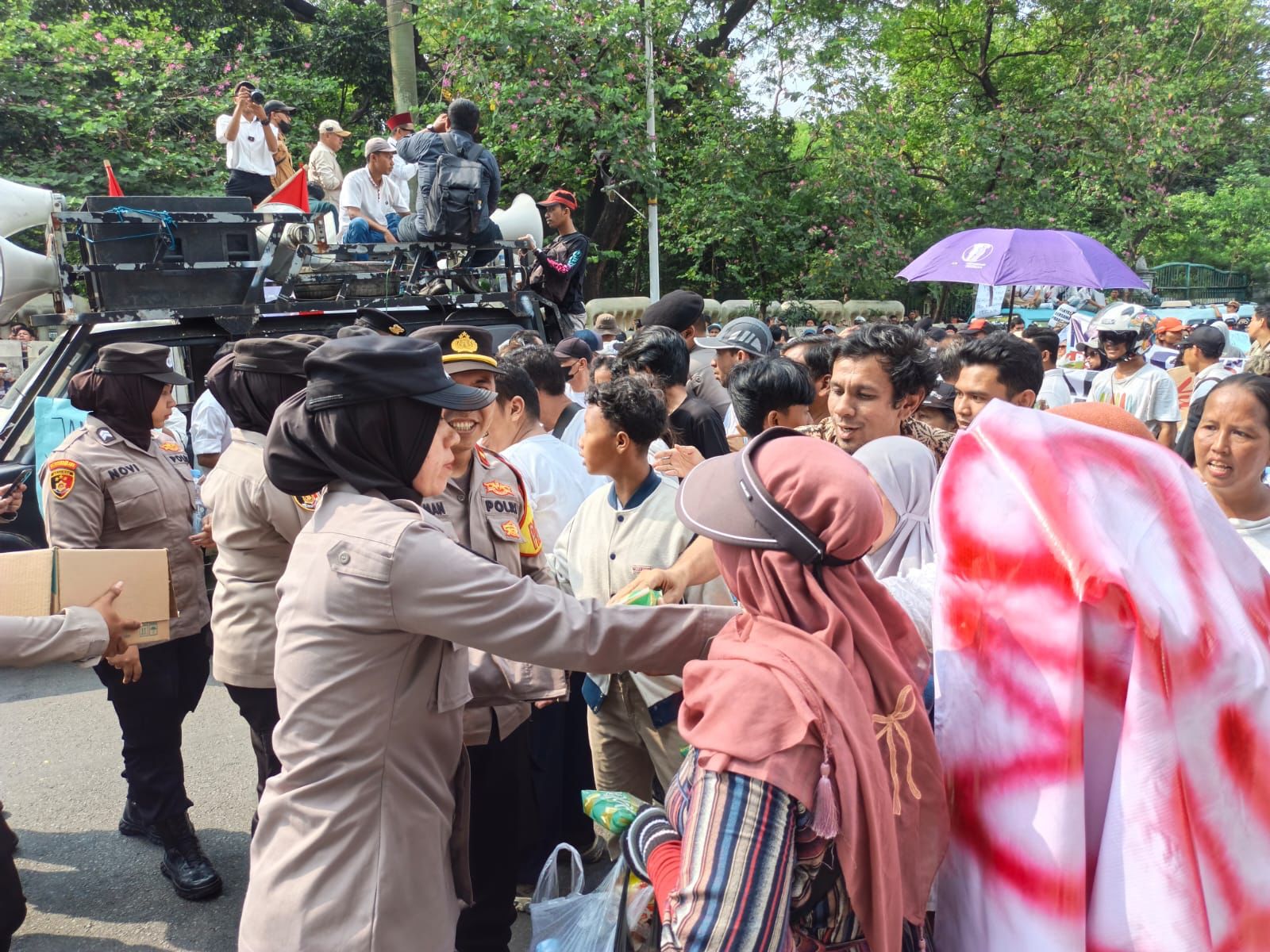Polisi Bagikan Air Mineral dan Snack ke Massa Aksi Demo