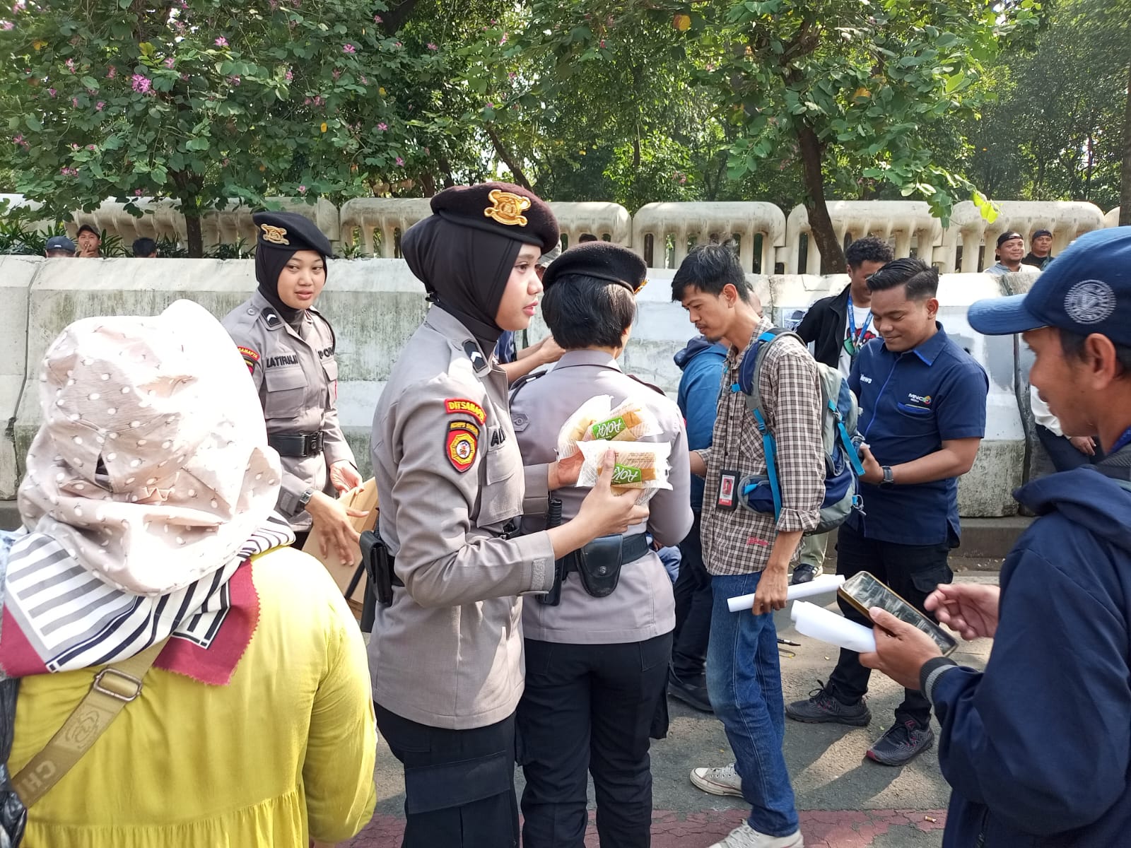 Polri Beri Pelayanan Humanis, Massa Aksi di Monas Diberi Air