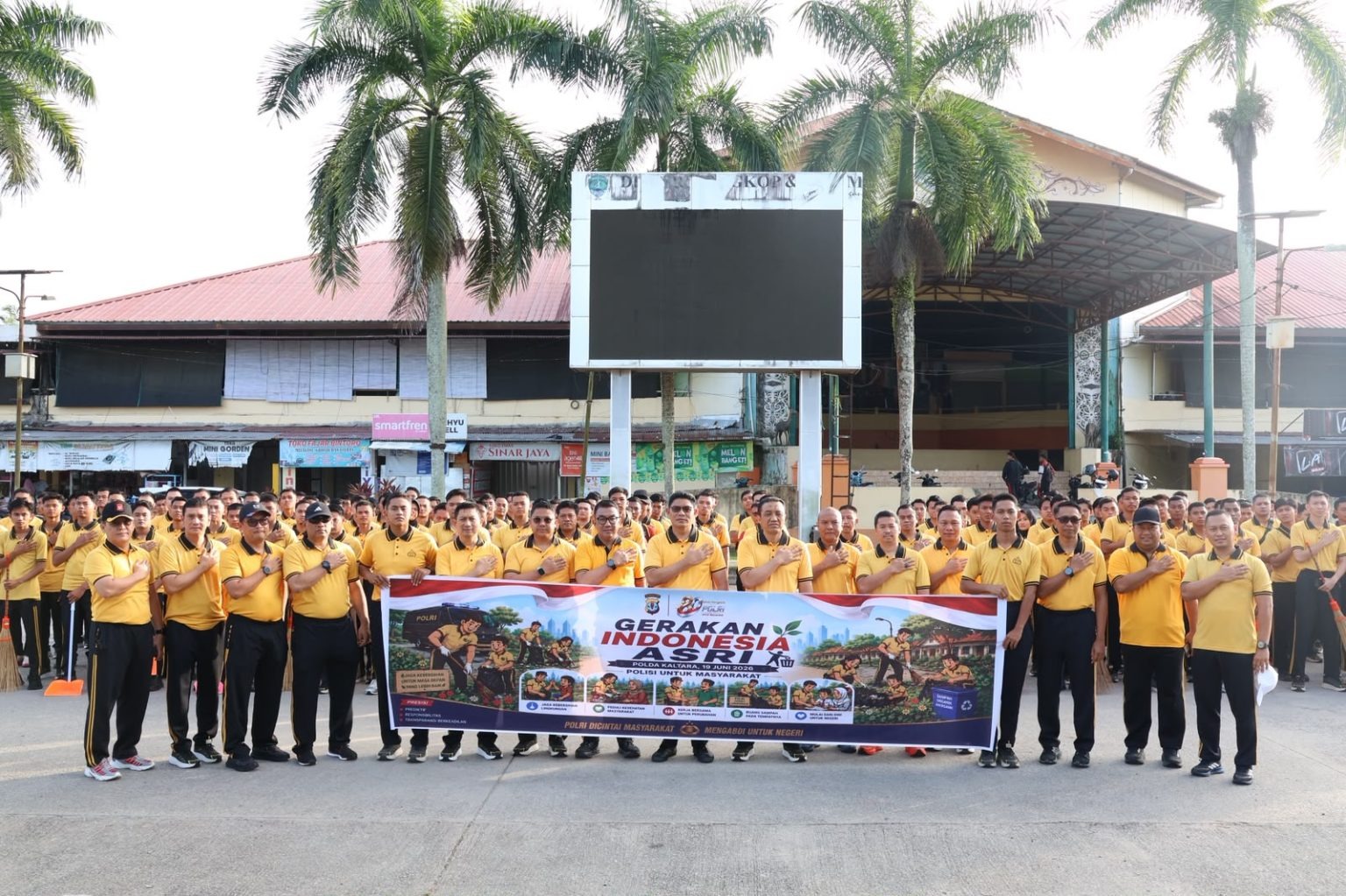 Sambut Hari Bhayangkara ke-80, Kapolda Kaltara Pimpin Langsung Aksi Bersih-Bersih di Pasar Induk