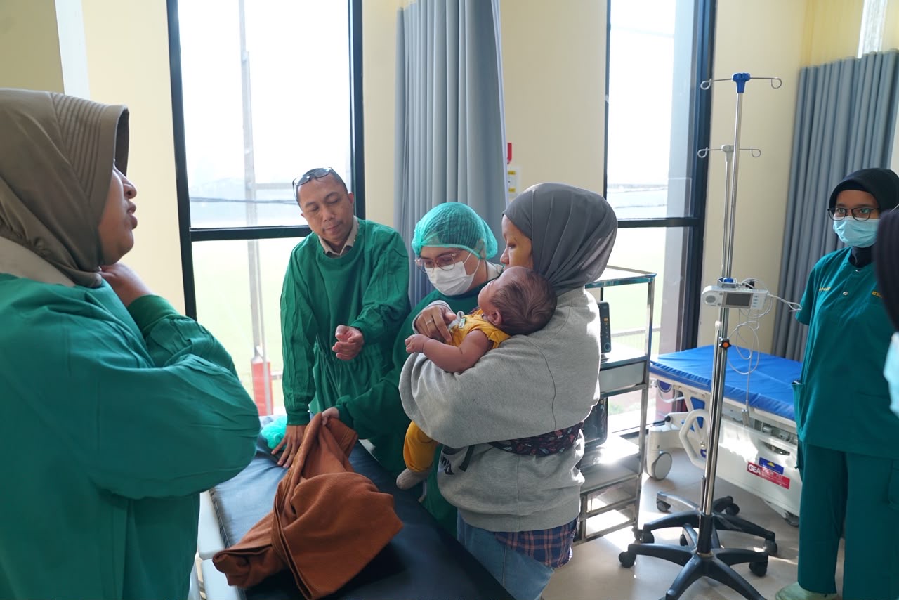 Bhakti Kesehatan Operasi Bibir Sumbing dan Palato Hari Bhayangkara Ke-80 Tahun 2026, Kabid Kesjas dan Karumkit Tinjau Langsung Pelaksanaan Operasi