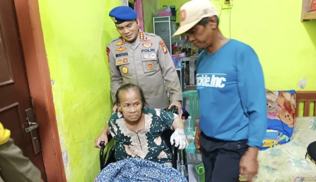 Wujud Kepedulian Sosial, Ditpolairud Polda Metro Jaya Salurkan Kursi Roda kepada Warga Marunda