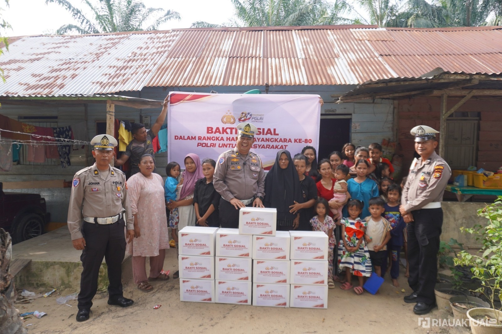 Bakti Sosial Hari Bhayangkara, Satlantas Rohil Bagikan Sembako kepada Warga Membutuhkan