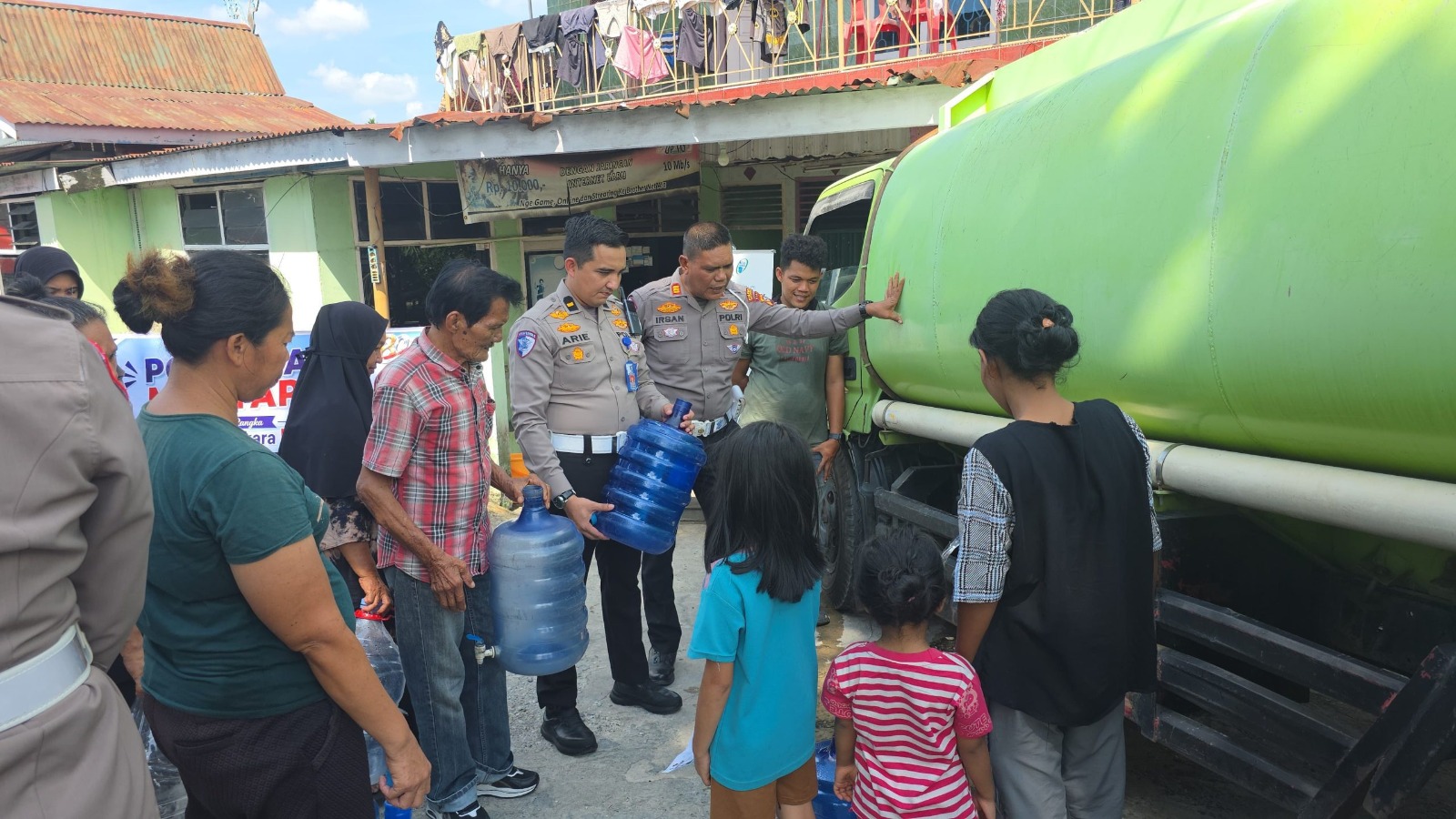 Sambut Hari Bhayangkara ke-80, Satlantas Polresta Pekanbaru Bagikan 10.000 Liter Air Bersih