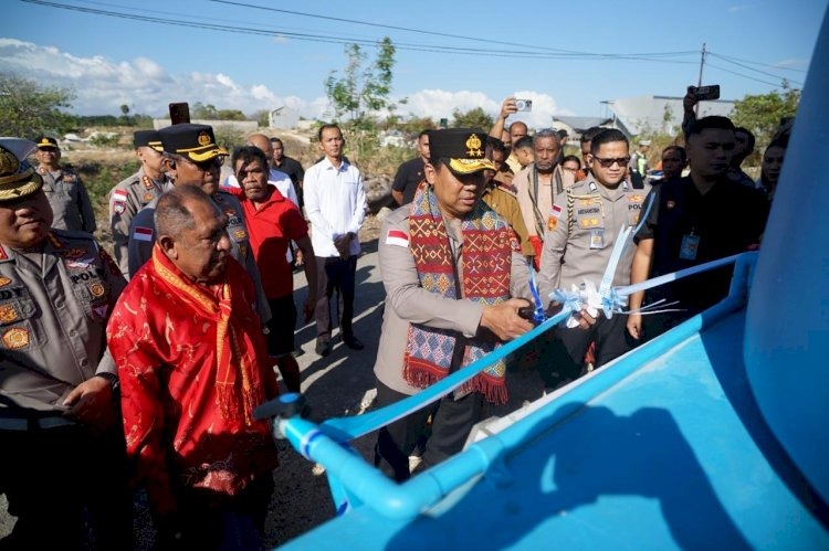 Kapolda NTT Resmikan 6 Sumur Bor dan Salurkan Bansos, Perkuat Kepedulian kepada Masyarakat di Hari Bhayangkara ke-80