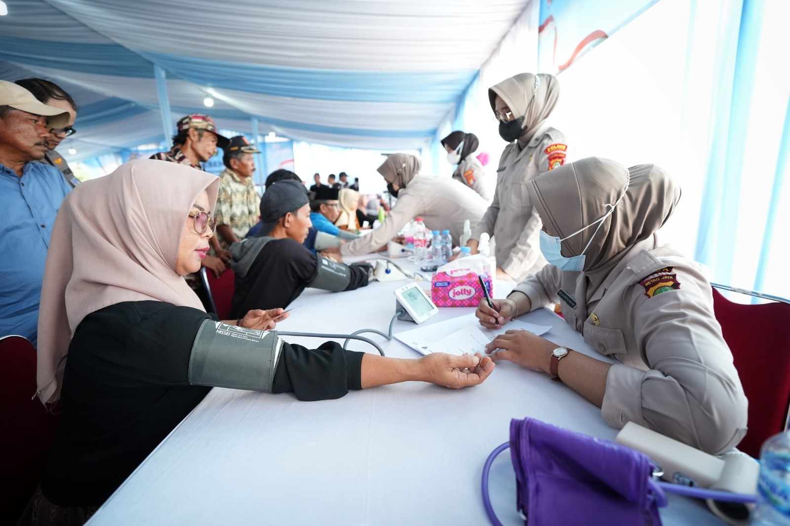 Dari Pemeriksaan Kesehatan hingga Bantuan Sembako, Cerita Haru Warga Bekasi di Bakti Sosial HUT ke-80 Bhayangkara