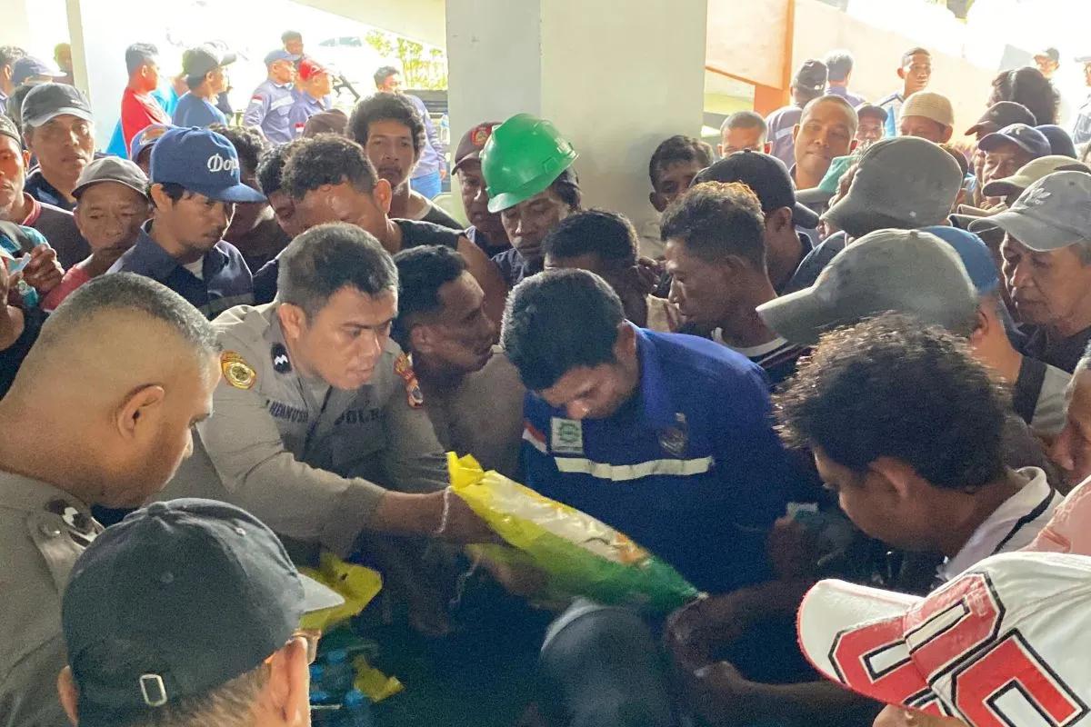 Wujudkan Kepedulian, Polda Maluku Salurkan 750 Paket Sembako untuk Buruh di Kota Ambon