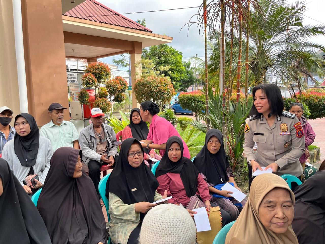 Polwan Polda Kaltim dan Bhayangkari Berbagi Tali Asih kepada Warga Kelurahan Sumber Rejo Balikpapan