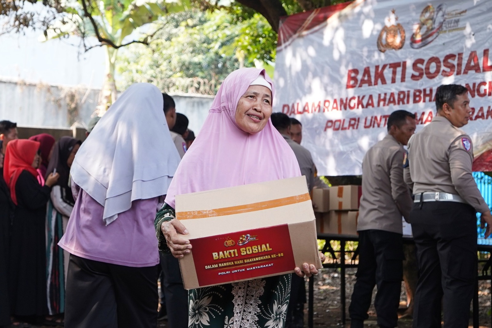 Wujud Kepedulian dan Pererat Kedekatan dengan Masyarakat, Polri Salurkan Bansos di Cikeas Udik Bogor