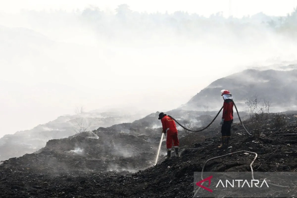 BNPB Perpanjang Waktu Pemadaman Kebakaran di TPA Jatiwaringin