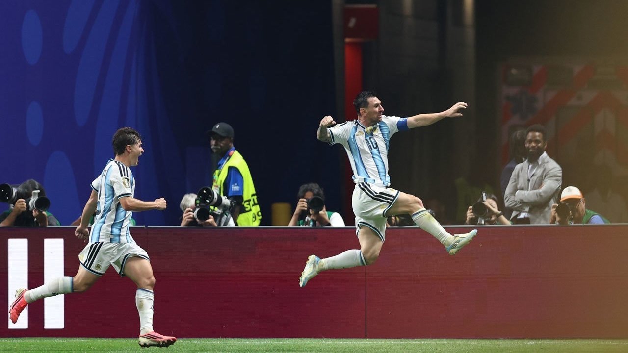 Epic Comeback Tergila Argentina vs Mesir, Lionel Messi Gendong Gendong