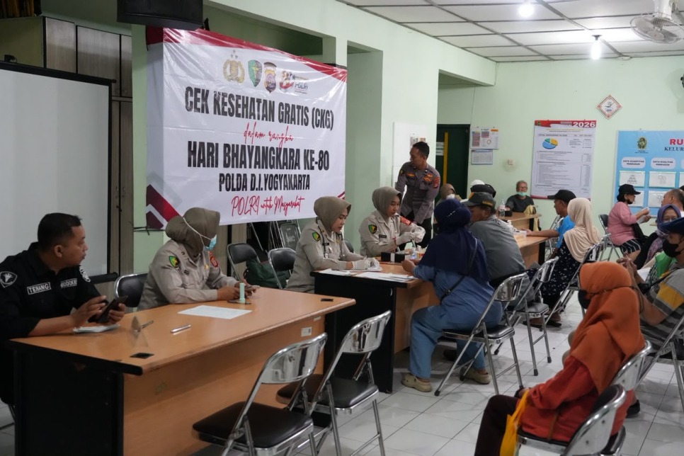 Dekat dengan Masyarakat, Polda DIY Layani 228 Warga Sosromenduran Melalui Bakti Kesehatan Gratis
