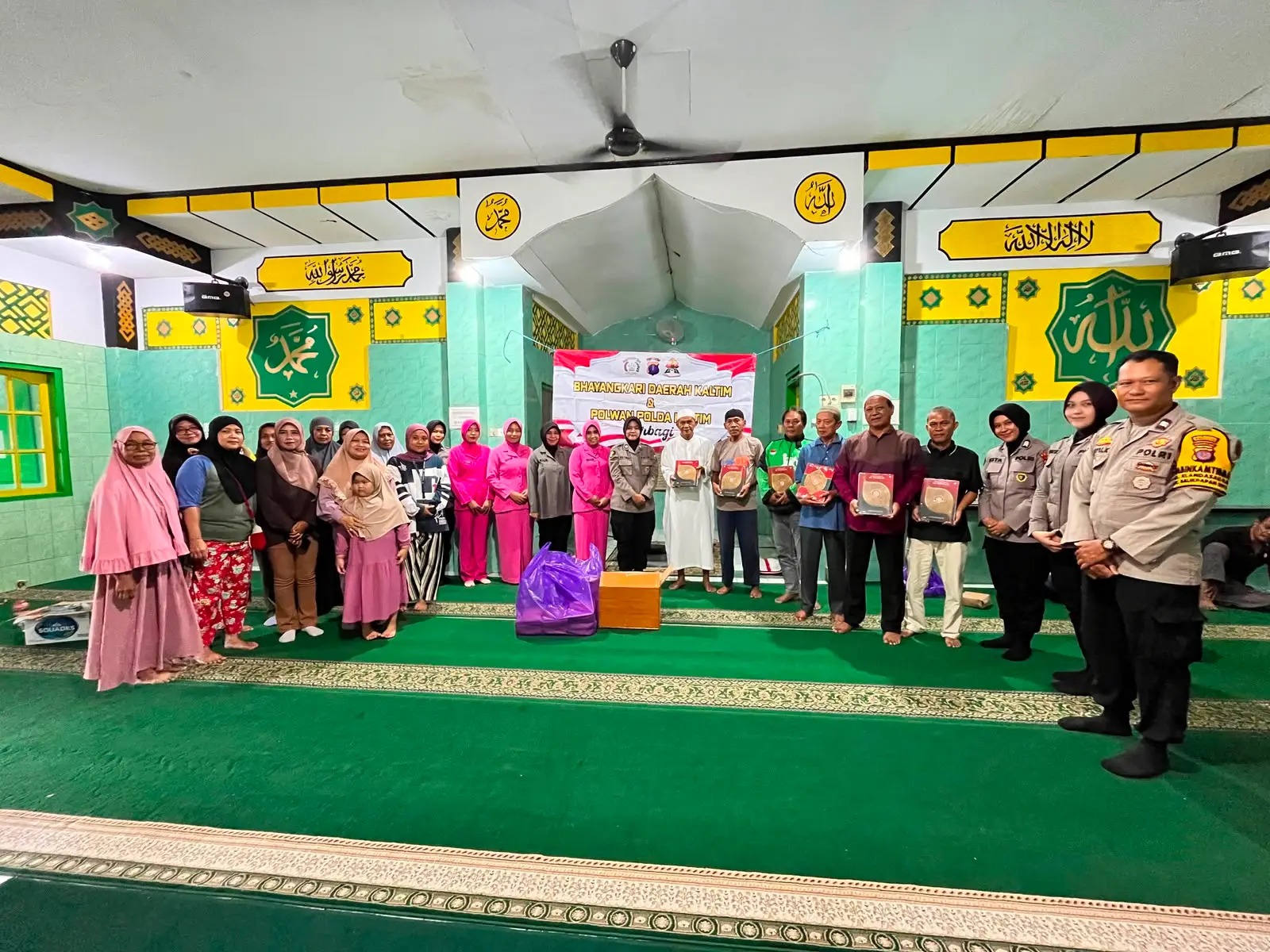 Polwan dan Bhayangkari Biddokkes Polda Kaltim Berbagi Kepedulian, Salurkan Bantuan untuk Jamaah Mushola Darul Muqomah