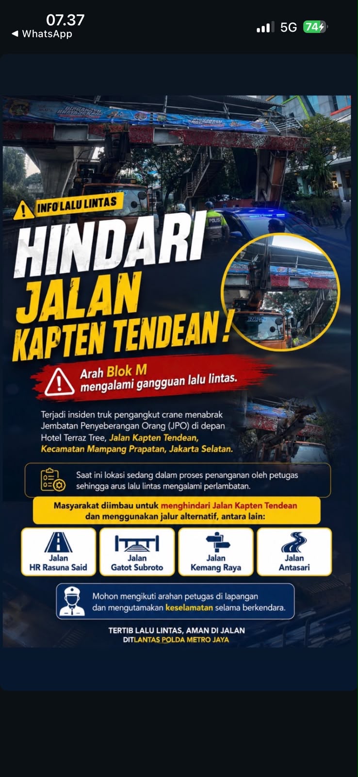 Lalu Lintas di Jalan Tendean Padat Usai Truk Tersangkut JPO