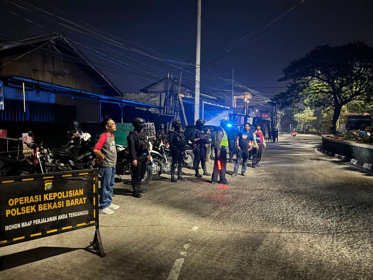 Brimob Polda Metro Sigap Amankan Lokasi Kebakaran Saat Patroli Malam