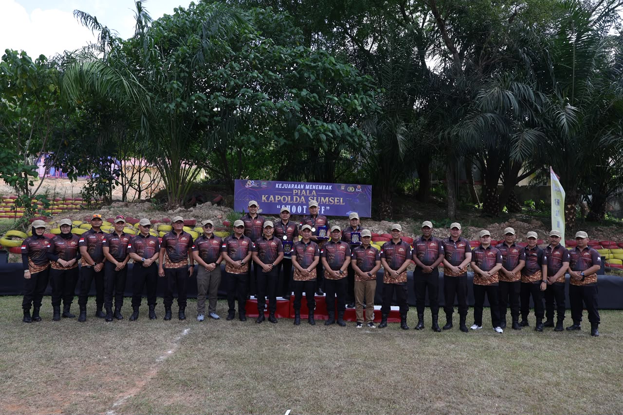 Serahkan Piala kepada Juara Menembak, Kapolda Sumsel: Jadikan Motivasi dan Semangat Melayani