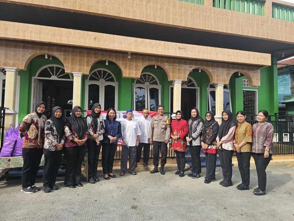 Polwan dan Bhayangkari Ditintelkam Polda Kaltim Berbagi Kebahagiaan, Salurkan Bantuan untuk Jamaah Masjid Babussalam