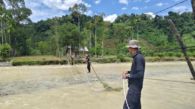 Permudah Akses Warga, Brimob Polda Aceh Pasang Sling Jembatan Penghubung Desa Sikundo
