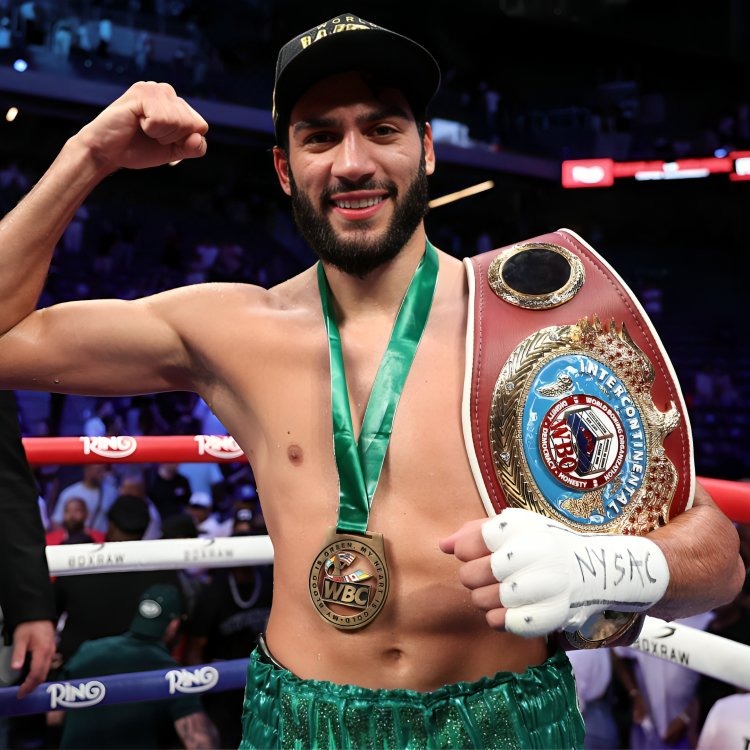 Juara Dunia WBO Hamzah Sheeraz Pertahankan Gelarnya Menang Angka dari Zachenhuber