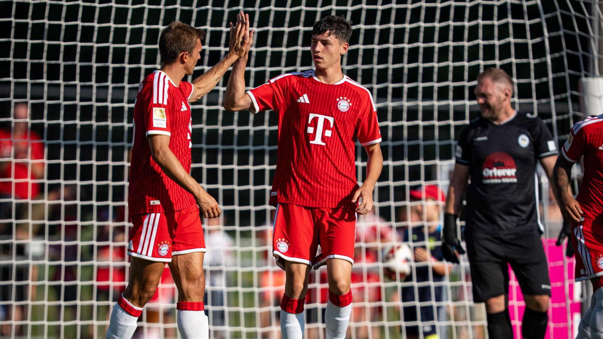 Laga Pramusim Bayern Munchen Melibas Habis Rottach-Egern 15-0