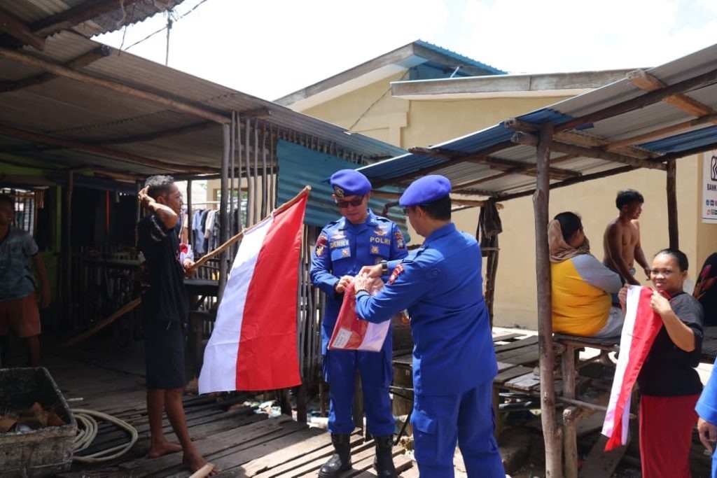 ‎Ditpolairud Polda Kepri Bagikan 1.000 Bendera Merah Putih di Pulau Kasu Sambut HUT Ke-81 Kemerdekaan RI