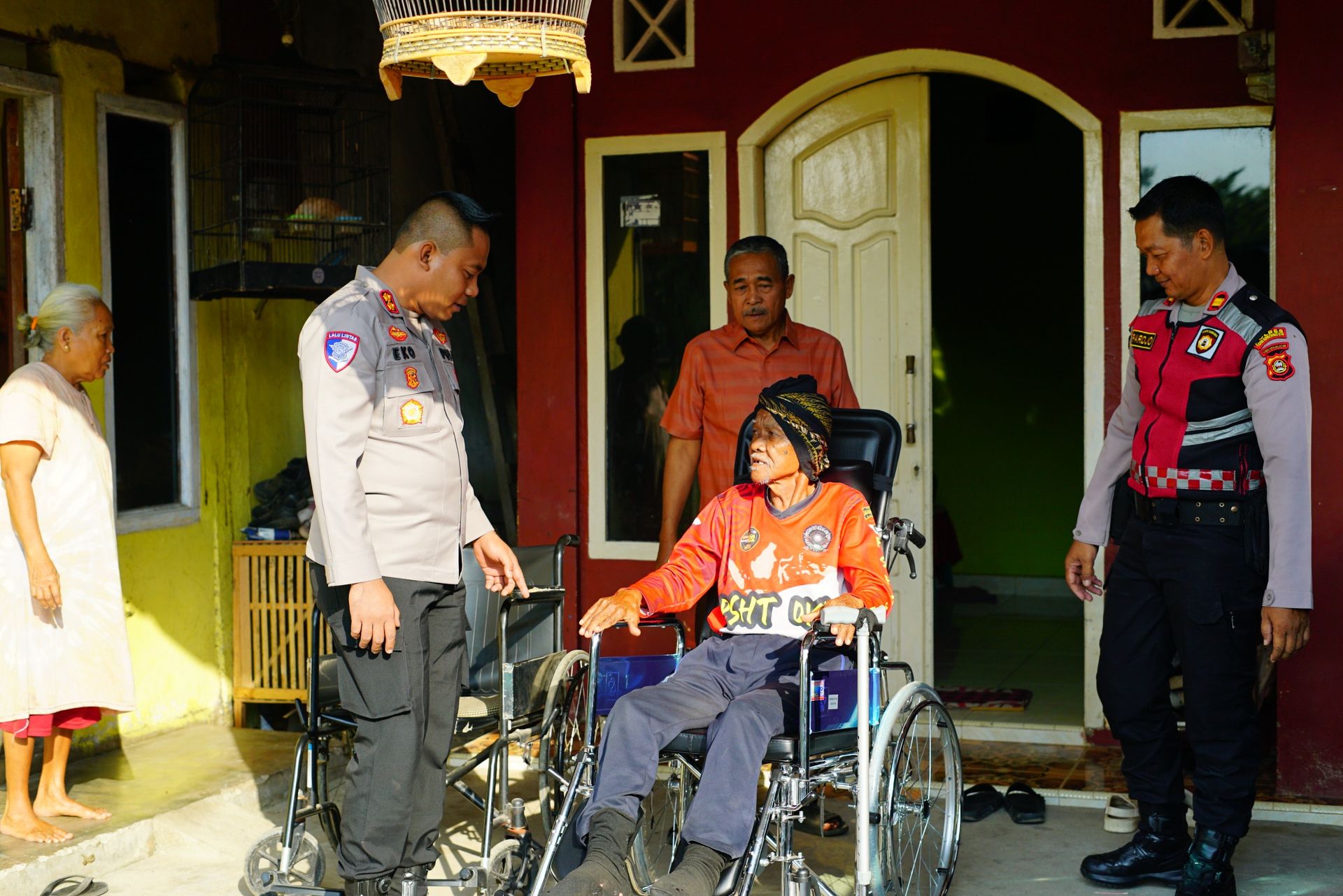 Polres OKI Salurkan Kursi Roda untuk Tokoh Masyarakat, Wujud Presisi Humanis Dukung Ketahanan Sosial