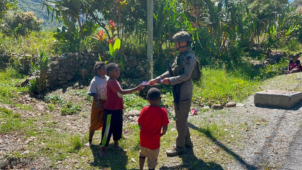 Patroli Humanis Satgas Kepolisian Ops Damai Cartenz di Puncak Jaya Pererat Kedekatan dengan Masyarakat