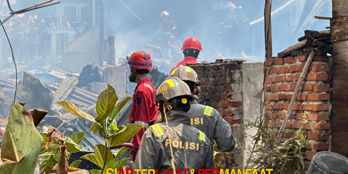 15 Rumah Terbakar di Gang Damai Pengantungan, Personel Karhutla Polda Bengkulu Bantu Evakuasi dan Pemadaman