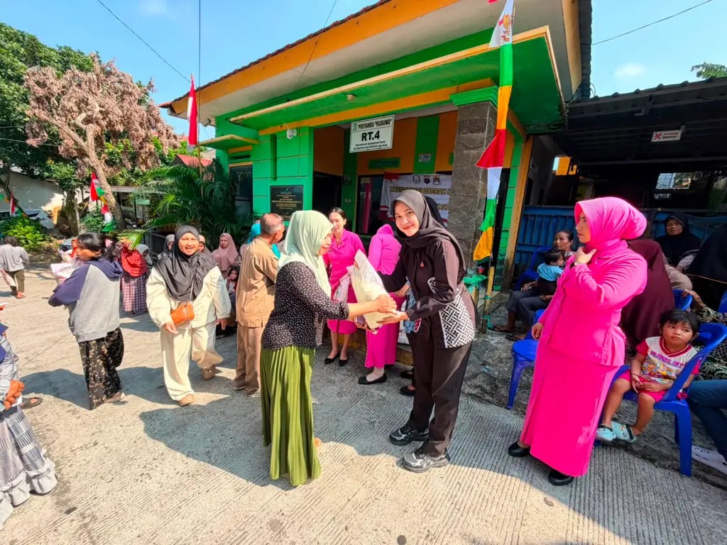 Wujud Kepedulian, Polwan Ditreskrimsus Polda Kaltim Bagikan 175 Karung Beras kepada Warga