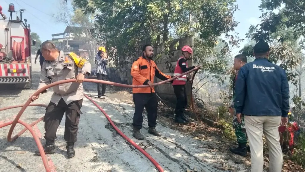 Gerak Cepat, Polri Sigap Padamkan Kebakaran Lahan di Balikpapan Tengah