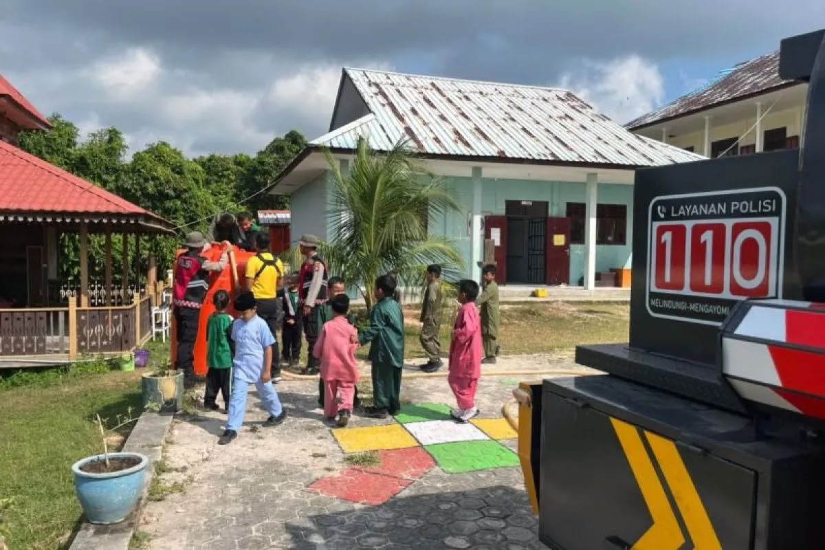 Polres Natuna salurkan air bersih ke sekolah yang terdampak kekeringan