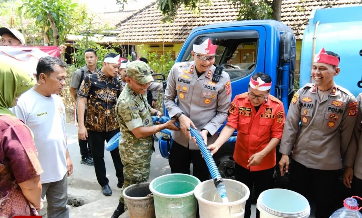 Bantu Warga Terdampak Kemarau, Kapolres Majalengka dan Forkopimda Salurkan Air Bersih ke Tiga Desa