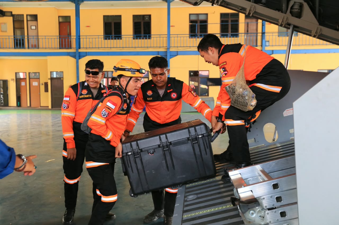 Terus Bergerak, Polri Kembali Kirim Personel K9 dan 2,5 Ton Logistik untuk Korban Gempa NTT