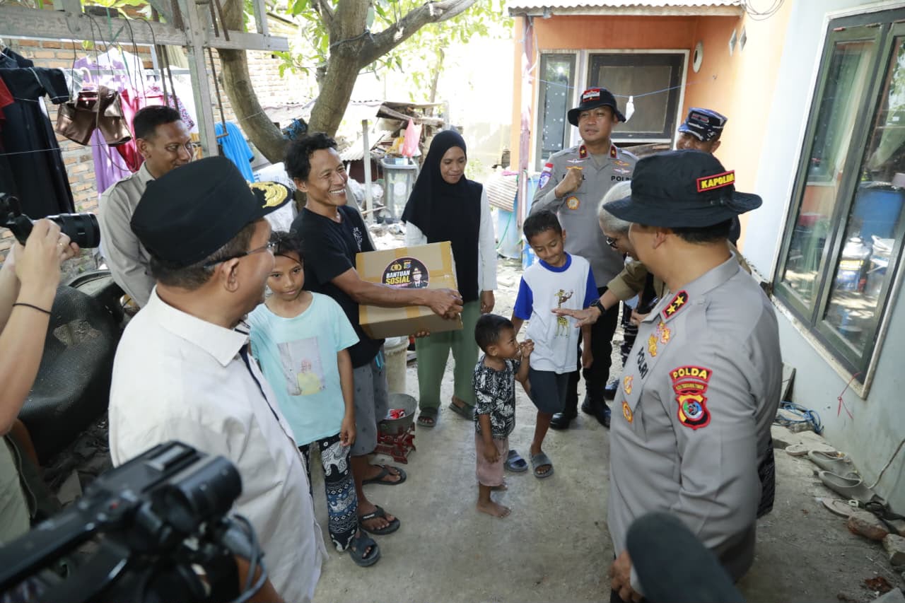 Kapolda NTT Tinjau Rumah Warga Terdampak Gempa, Salurkan Bantuan Sosial