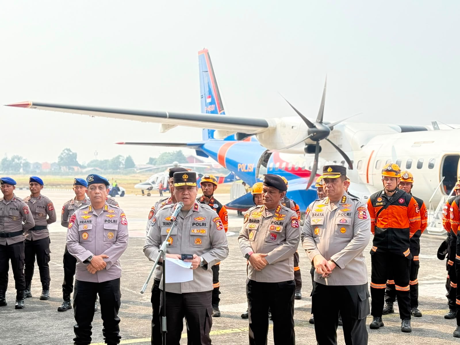 Terbang dengan Pesawat Khusus, Polri Kerahkan 10 K9 SAR Berpengalaman ke Flores, Misi Pencarian Korban