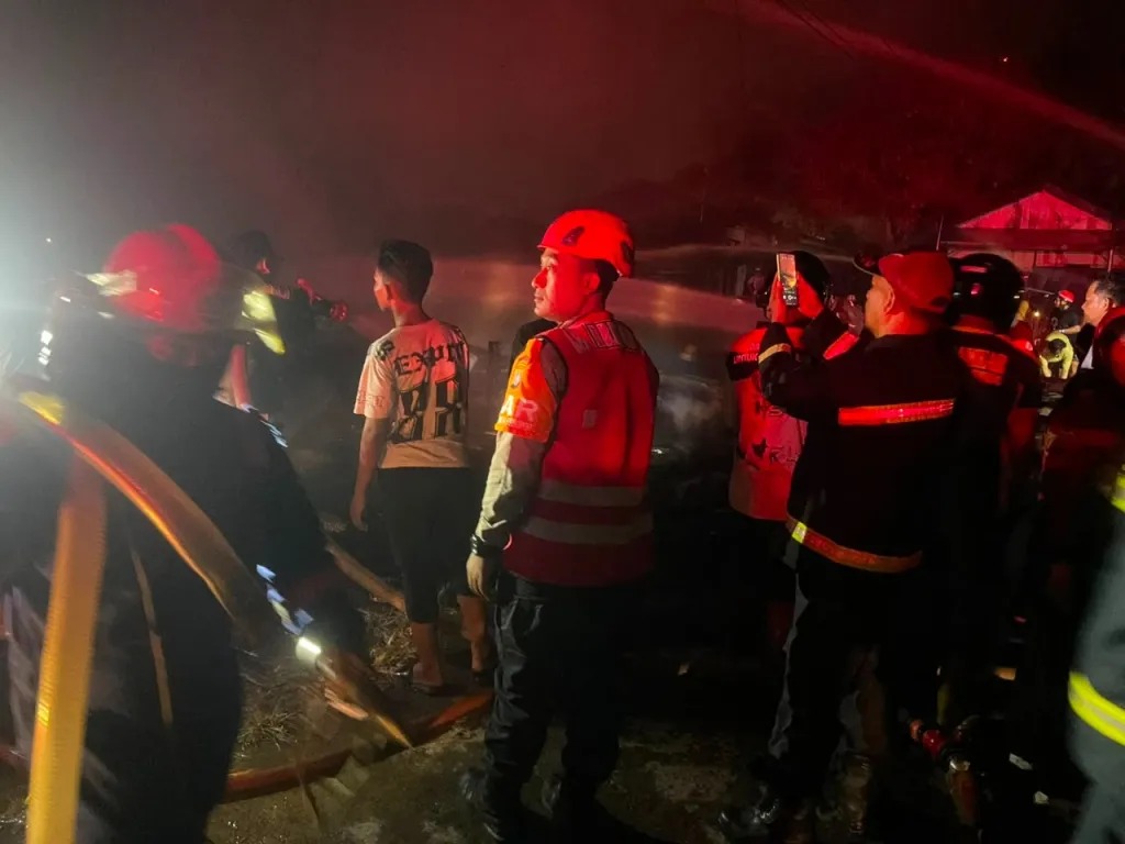 Brimob Polda Kaltim Bergerak Cepat Tangani Kebakaran Dua Rumah Warga di Palaran