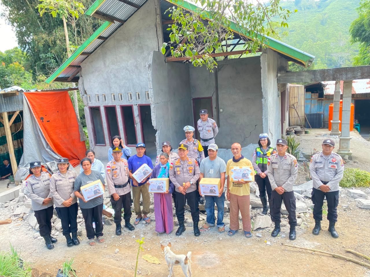 Kapolda NTT Salurkan Bantuan untuk Korban Gempa di Ngada, Polri Hadir Ringankan Beban Warga