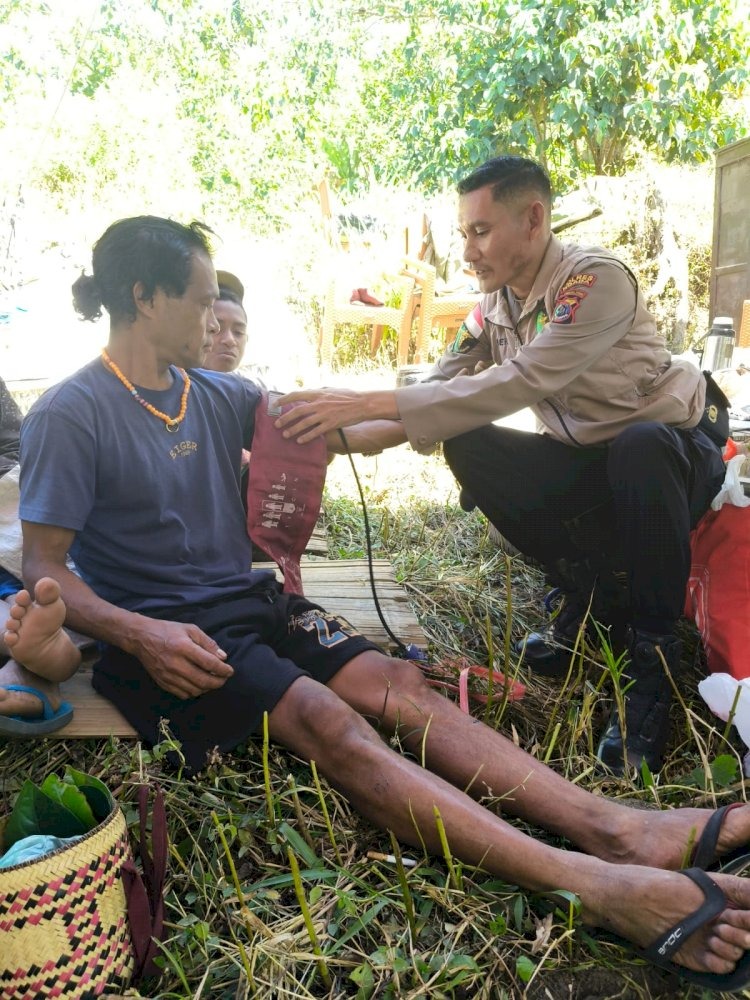 Polres Ngada Gelar Pelayanan Kesehatan dan Trauma Healing bagi Warga Terdampak Gempa di Desa Naru
