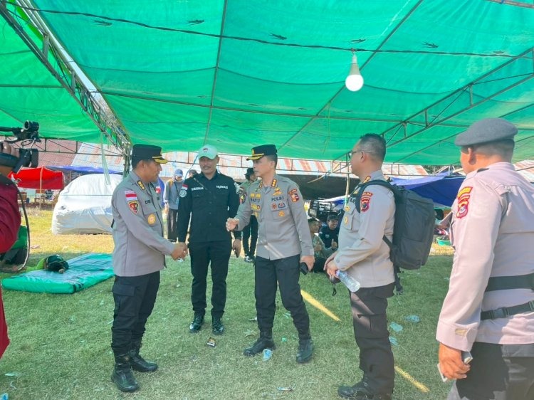 Datangi, Lihat dan Dengarkan, Tim Divhumas Polri Hadir di Posko Pengungsian Korban Gempa Bumi di Barangkolong Reo